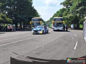 Polres Kediri Kawal Ribuan Jamaah Haji Menuju Asrama Haji Sukolilo