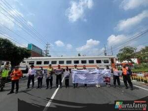 KAI Daop 7 Madiun Gandeng Generasi Muda Gelar Aksi Keselamatan Perlintasan Sebidang Pada Momen Harkitnas 2026
