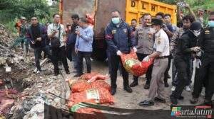 Bareskrim Polri Musnahkan Ribuan Kilogram Bawang Impor Ilegal dari Jalur Tikus Perbatasan Malaysia