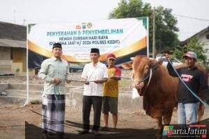 Polres Kediri Gelar Sholat Iduladha dan Penyembelihan Hewan Kurban Bersama Masyarakat