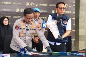 Polres Gresik Bongkar Jaringan Narkoba Amankan 2 Tersangka Pengedar dan 209 Gram Sabu