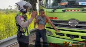 Satlantas Polres Kediri Kota Berikan Teguran,Himbauan dan Edukasi Bahaya Parkir Kendaraan di Bahu Jalan Sisi Timur Jembatan Semampir