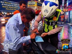 Aksi ‘Ngeblong’ Bus Harapan Jaya di Perempatan Gg 3 Mojoroto Berakhir Ditilang Satlantas Polres Kediri Kota