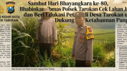 Sambut Hari Bhayangkara ke-80, Bhabinkamtibmas Polsek Tarokan Cek Lahan Jagung dan Edukasi Petani di Desa Tarokan untuk Dukung Ketahanan Pangan