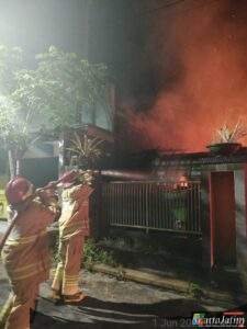 Puskesmas Tiron Terbakar Tengah Malam Kerugian Capai 1 M, Damkar Kabupaten Kediri Gerak Cepat