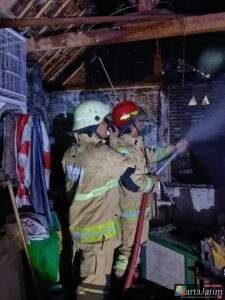 Di Duga Arus Pendek Listrik Rumah Terbakar di Pare,Damkar Kabupaten Kediri Kerahkan 2 Unit Armada