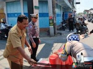 Kasatlantas Polres Kediri Kota Turun Langsung Atur Rekayasa Lalu Lintas di Kaliombo, Antisipasi Dampak Penutupan Jembatan Kaliombo 1