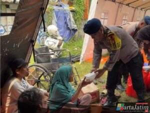 Brimob Metro Jaya Kerahkan 2 Unit Kendaraan Dapur Lapangan (Randurlap), Bagikan Bantuan Makanan untuk Korban Kebakaran Pasar Jiung