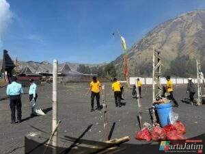 Polres Probolinggo Gelar Bakti Bersih di Gunung Bromo Usai Yadnya Kasada