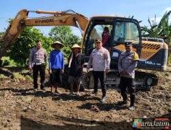 Polres Pelabuhan Tanjungperak Datangkan Alat Berat Bantu Petani Olah Lahan Pascapanen