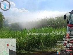 Respons Cepat Damkar Pos Pare Padamkan Kebakaran Lahan Tebu di Desa Darungan