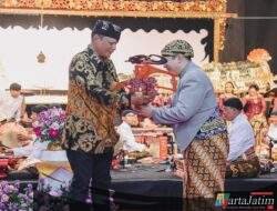Kapolda Jatim Gaungkan Semangat Jogo Jawa Timur di Pagelaran Wayang Kulit Hari Bhayangkara ke – 80