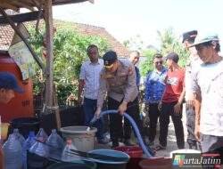 Polres Bondowoso Salurkan Air Bersih ke 20 Dusun yang Terdampak Kekeringan