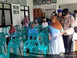 Tuai Pujian, Aksi Humanis Polsek Geneng Bantu Lansia yang Antri Terima PKH Plus di Ngawi