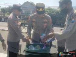 Salut, Personel Polres Blitar Bersihkan Sampah Usai Layanan Pengamanan Aksi Unjuk Rasa