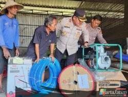 Polres Pelabuhan Tanjungperak Salurkan Bantuan Alat Pertanian Dukung Ketahanan Pangan Nasional