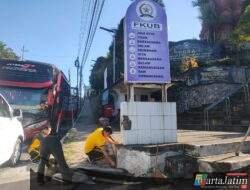 Polres Lumajang Gelar Bakti Religi Bersihkan Sejumlah Tempat Ibadah Sambut Hari Bhayangkara ke -80