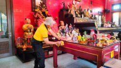 Sambut Hari Bhayangkara ke-80, Polres Malang Bersih-Bersih Vihara di Lawang