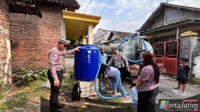Mengalirkan Kepedulian di Hari Bhayangkara ke-80, Polres Kediri Kota Salurkan Air Bersih untuk Warga Campurejo