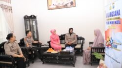 Anjangsana Hari Bhayangkara ke-80, Kapolres Kediri Kota Hadir Menguatkan Anggota yang Sedang Sakit
