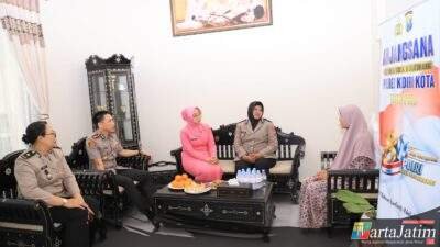 Anjangsana Hari Bhayangkara ke-80, Kapolres Kediri Kota Hadir Menguatkan Anggota yang Sedang Sakit