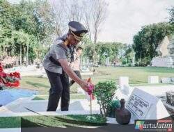 Polda Jatim Ziarah dan Tabur Bunga di TMP, Kenang Jasa Pahlawan Jelang Hari Bhayangkara ke-80