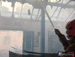 Hanya 2 Menit! Respon Cepat Damkar Kediri Jinakkan Kebakaran Senilai Rp200 Juta di Kras