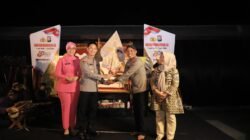 Wayang Karton Jadi Media Edukasi, Polres Kediri Kota Meriahkan Hari Bhayangkara ke-80 dengan “Wayang Cangkrukan Waton Sae”
