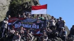 Polres Blitar bersama Komunitas Pecinta Alam Peringati Hari Bhayangkara ke-80 di Gunung Kelud
