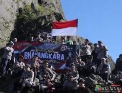 Polres Blitar bersama Komunitas Pecinta Alam Peringati Hari Bhayangkara ke-80 di Gunung Kelud