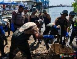 Sinergi Bersih – bersih Pantai, Polres Gresik Wujudkan Indonesia ASRI