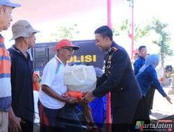 Polres Ngawi Salurkan 500 Paket Sembako untuk Masyarakat di Bringin