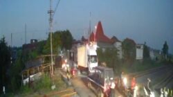 Tak Sabar Nunggu Hitungan Detik, Truk Box Patahkan Palang Pintu Perlintasan di Nganjuk
