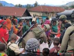 Bantuan Presiden RI Disalurkan kepada Pengungsi Agisiga, Satgas Ops Damai Cartenz Gelar Trauma Healing di Intan Jaya