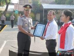 Polres Kediri Beri Penghargaan kepada Personel Yang Berprestasi dan Masyarakat Yang Membantu Tugas Polri