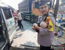Tuai Pujian Warganet, Aksi Heroik Bhabinkamtibmas Polsek Bagor Selamatkan Bayi Korban Kecelakaan Bus di Nganjuk