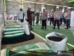 Kapolri Tinjau Pabrik Pupuk Batu Bara di Kampar, Lepas Distribusi 80 Ton Pupuk untuk Kelompok Tani Riau