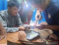 Air Mata Berganti Senyum: Perjuangan Penuh Kehati-hatian Petugas Damkar Pare Bebaskan Cincin dari Jari Anak yang Membengkak