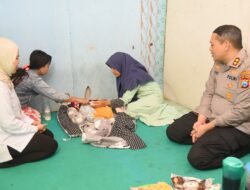 Empati Tanpa Batas, Polres Bondowoso Bantu Keluarga Bayi Kembar yang Kehilangan Ibu