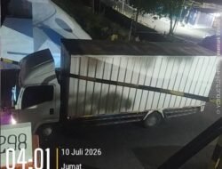 Truk Box Tabrak Portal Underpass Nganjuk, KAI Ingatkan Bahaya Fatal Geser Konstruksi Jembatan Kereta