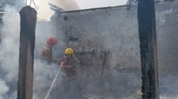 ​”Harta Bisa Dicari, Keselamatan Paling Utama,” Aksi Heroik Damkar Kediri Jinakkan Kebakaran Gudang di Kras dan Selamatkan Aset Warga