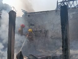 ​”Harta Bisa Dicari, Keselamatan Paling Utama,” Aksi Heroik Damkar Kediri Jinakkan Kebakaran Gudang di Kras dan Selamatkan Aset Warga