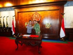 Kapolri Perkuat Soliditas TNI-Polri Lewat Silaturahmi dengan Panglima TNI di Mabes TNI