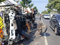 Truk Hantam Trotoar di Depan SDN Sukorejo 1, Sigapnya Guru dan Satlantas Polres Kediri Tuai Pujian