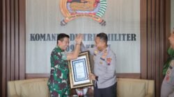 Kapolres Kediri Serahkan Penghargaan kepada Dandim 0809/Kediri, Wujud Sinergisitas TNI-Polri di Kediri