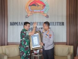 Kapolres Kediri Serahkan Penghargaan kepada Dandim 0809/Kediri, Wujud Sinergisitas TNI-Polri di Kediri