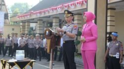 Apel Pagi Penuh Berkah, Kapolres Kediri Kota Berikan Hadiah Umroh kepada Empat Personel