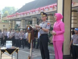 Apel Pagi Penuh Berkah, Kapolres Kediri Kota Berikan Hadiah Umroh kepada Empat Personel