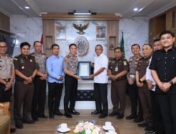 Kapolres Kediri Kota Perkuat Sinergi dengan Kejari, Serahkan Penghargaan kepada Kajari atas Dukungan Penegakan Hukum Presisi