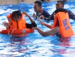 Satpolairud Polres Lamongan Bekali Santri Keterampilan Berenang dan Penyelamatan di Perairan